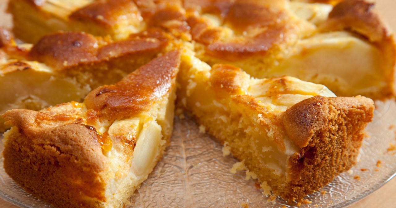 Quick cake with apple halves. A delicious idea for a home-made afternoon tea