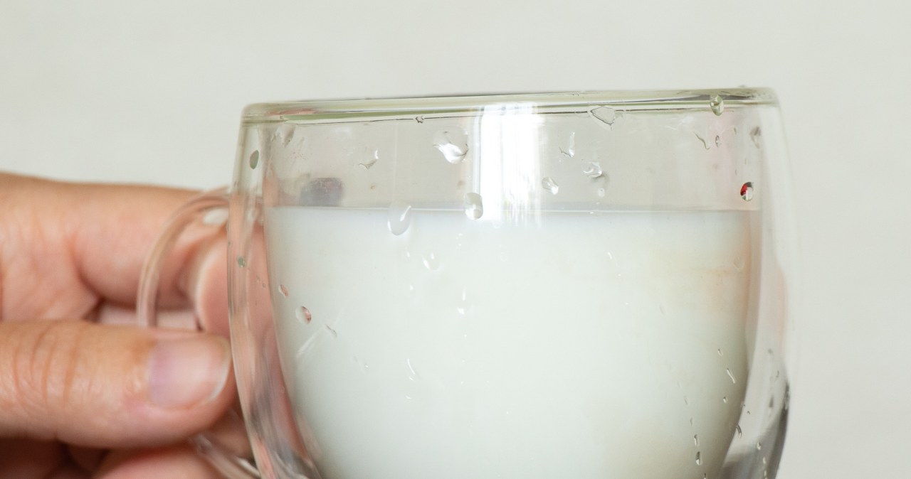 Buy it for PLN 3 and pour it on your hair. They will stop graying and will be shiny as advertised