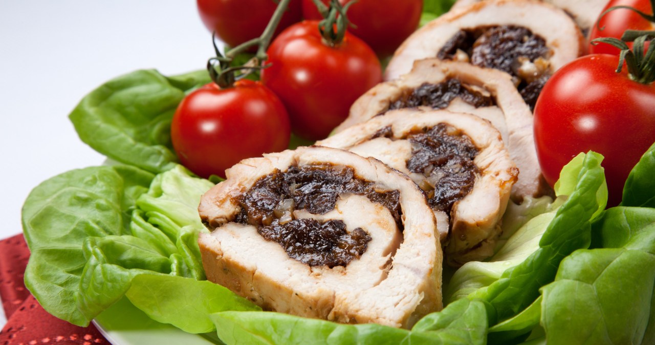 Stuffed roll with plums and almonds. It will melt in your mouth