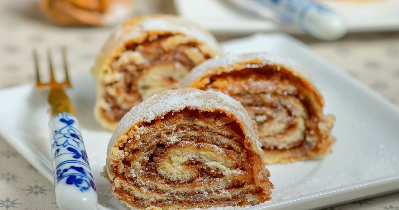 Strudel not only with apples. It tastes amazing in this winter version