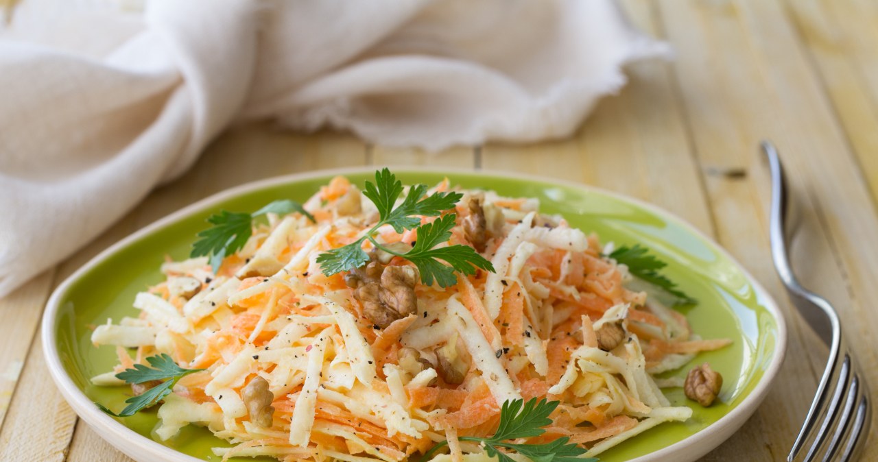 I grate apples, carrots and horseradish, add sugar and cream. The best salad for Sunday dinner