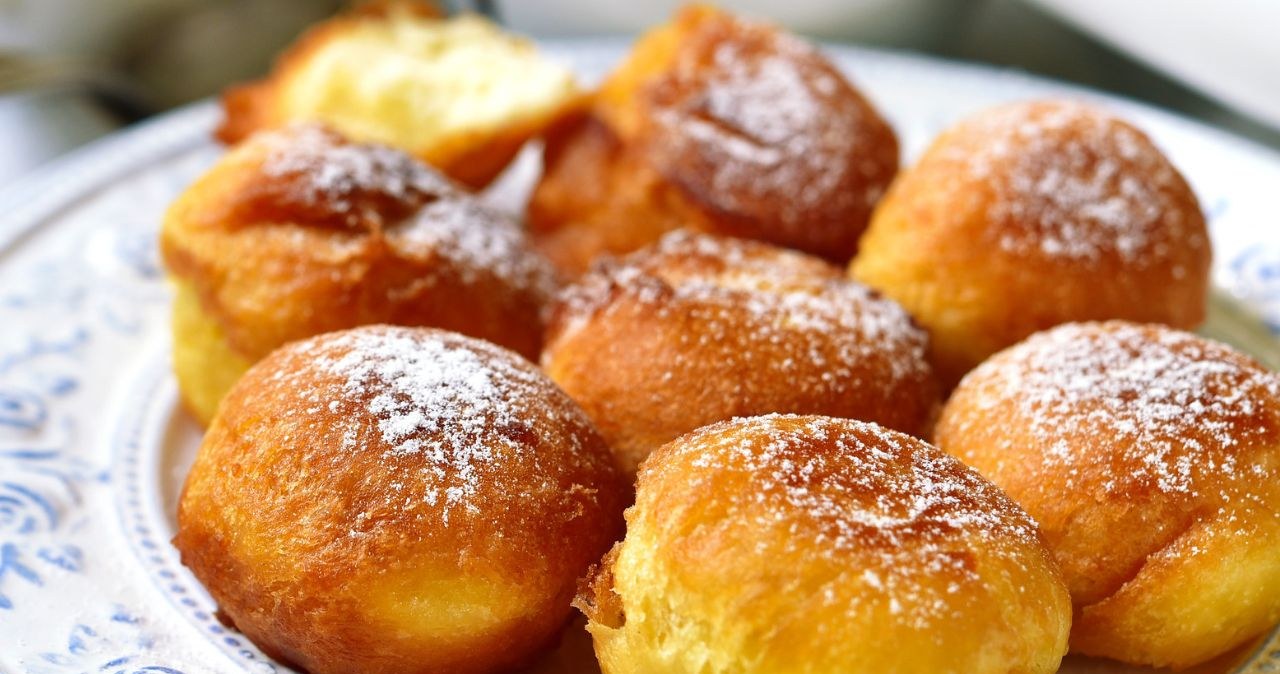They come out fluffy and delicate. The base of the donuts is vanilla cheese