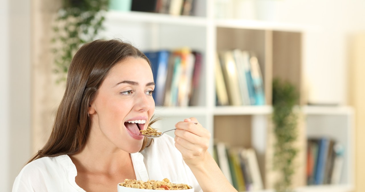 I mix it with skyr and eat it for breakfast. It boosts your metabolism and helps you lose weight