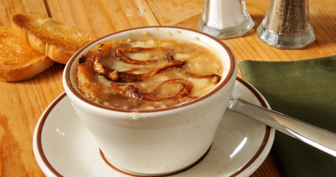 Do you have onion and yellow cheese? Cook a delicious soup to warm up