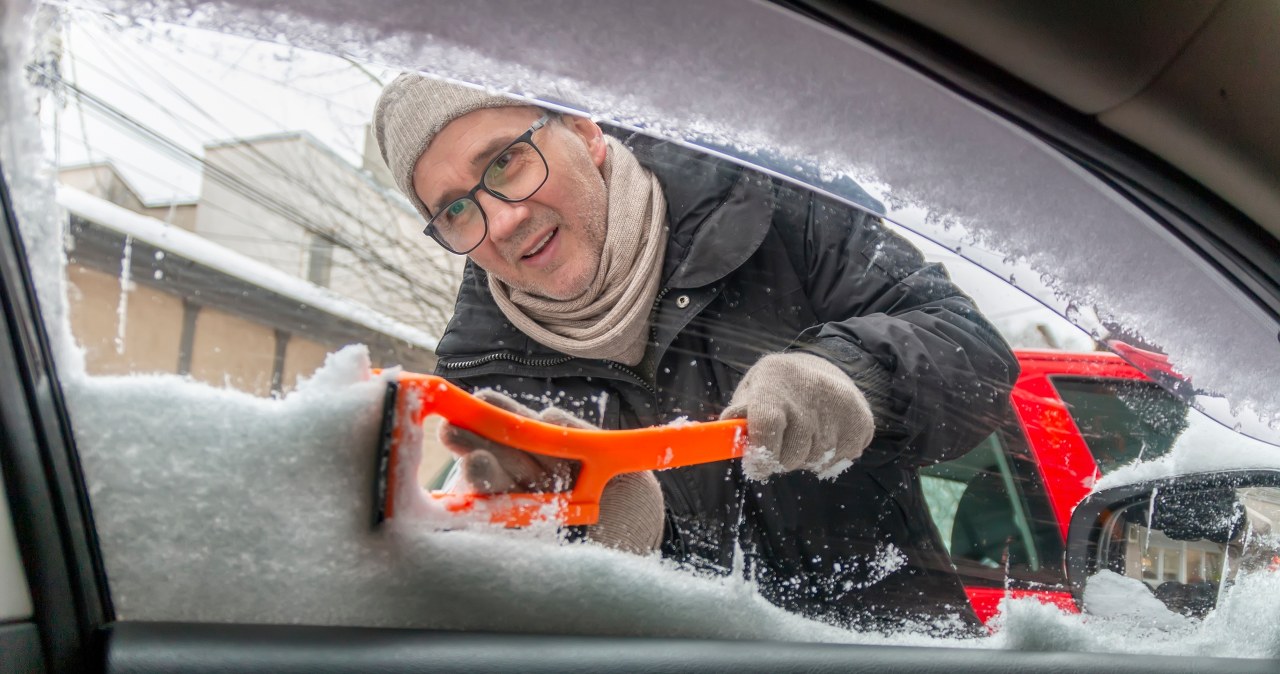 A neighbor rubs onion on his car windows. Now I understand why