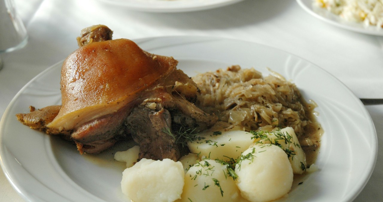 You haven't eaten a better pork shank. In my house it disappears from the table after 2 minutes