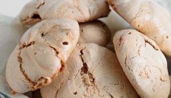 A quick and cheap dessert for the weekend. Don't waste egg whites left in the fridge