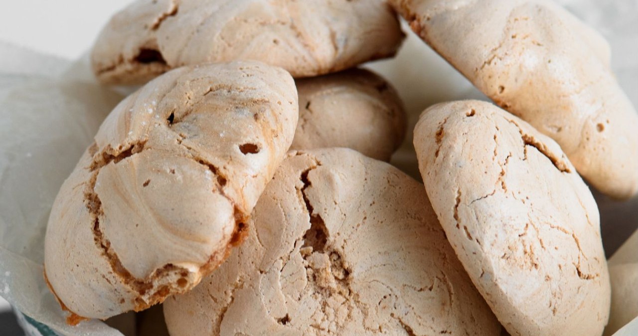 A quick and cheap dessert for the weekend. Don't waste egg whites left in the fridge