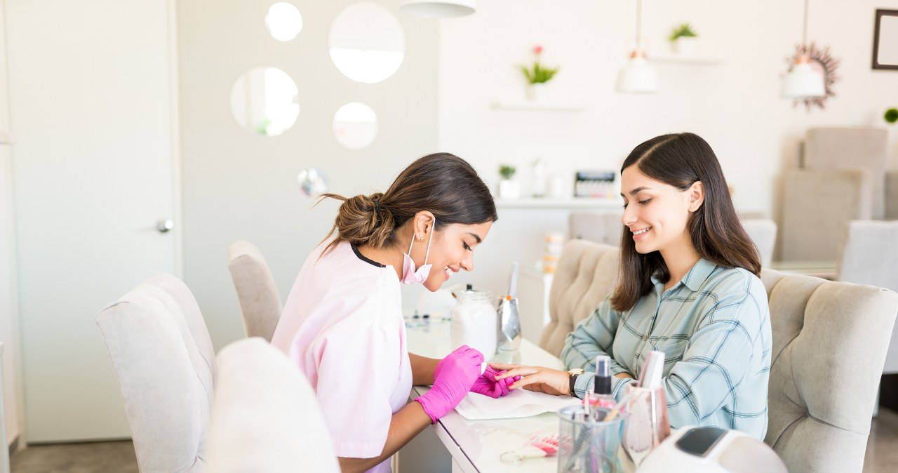 A delicate manicure for 2026. It beats the classic French style