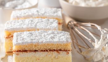 This cake does not require baking. If you like napoleonka, make them for dessert
