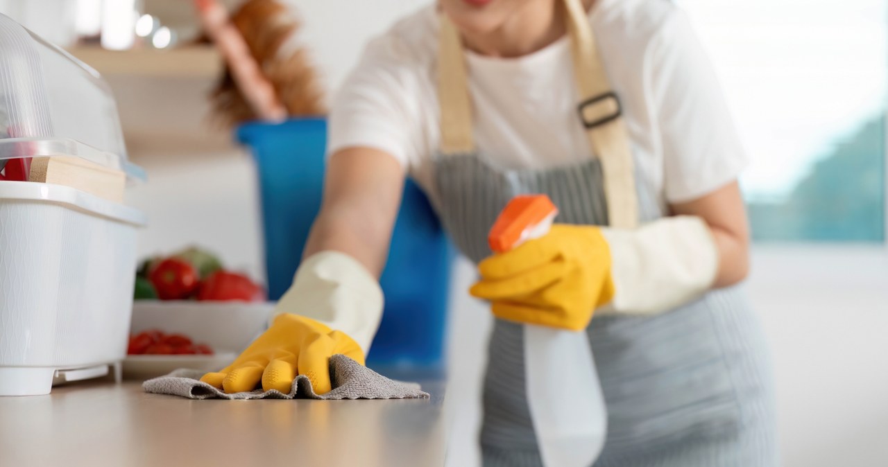 Mix 3 ingredients from the kitchen cabinet. You will remove even the toughest dirt