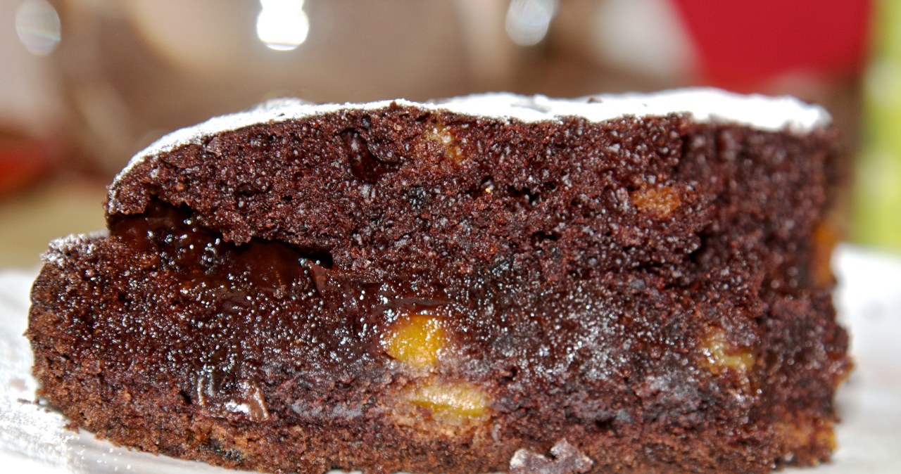 Chocolate cake with apples from my mother's notebook. You don't even need a mixer