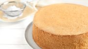 The sponge cake is perfect, it never falls and has no stains. The secret is not only in the ingredients