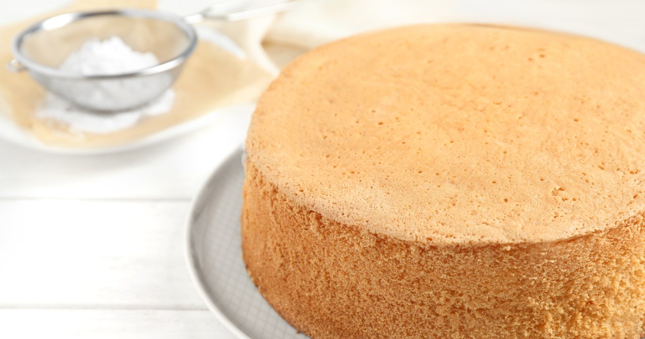 The sponge cake is perfect, it never falls and has no stains. The secret is not only in the ingredients
