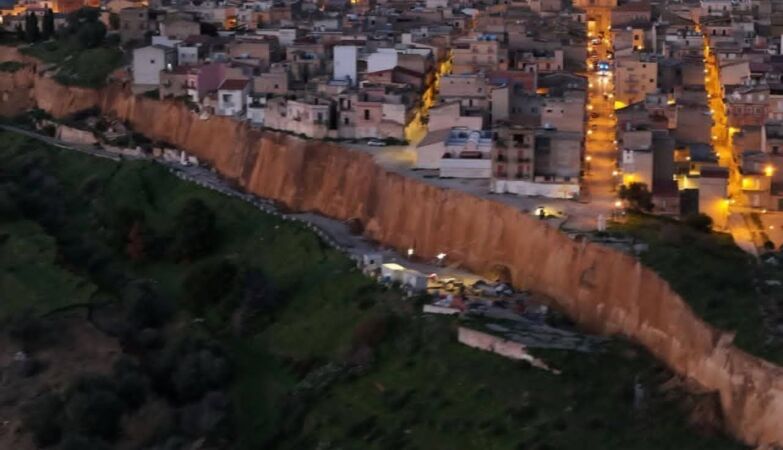 Sicilian city literally on the edge of the abyss. Hundreds of families evacuated