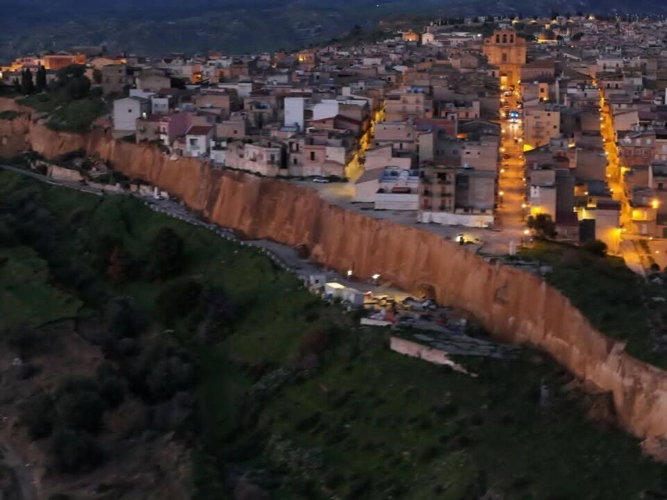 Sicilian city literally on the edge of the abyss. Hundreds of families evacuated