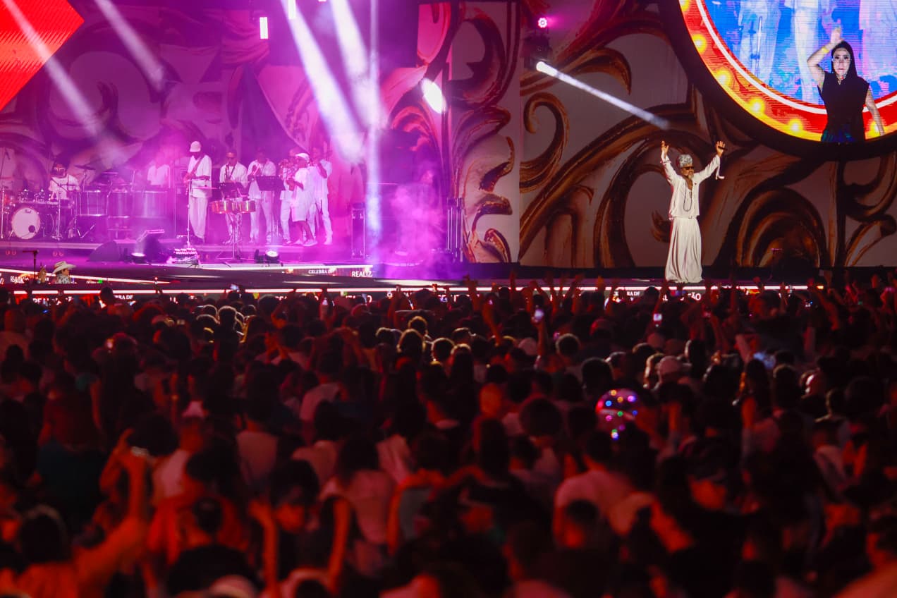 Carlinhos Brown livens up New Year's Eve in Brasília