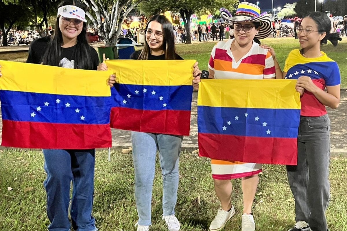 Venezuelans in Boa Vista occupy the square and celebrate Maduro's arrest - highlighted gallery