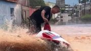 apos-viralizar-com-jet-ski-em-rua-alagada,-jovem-tem-veiculo-apreendido