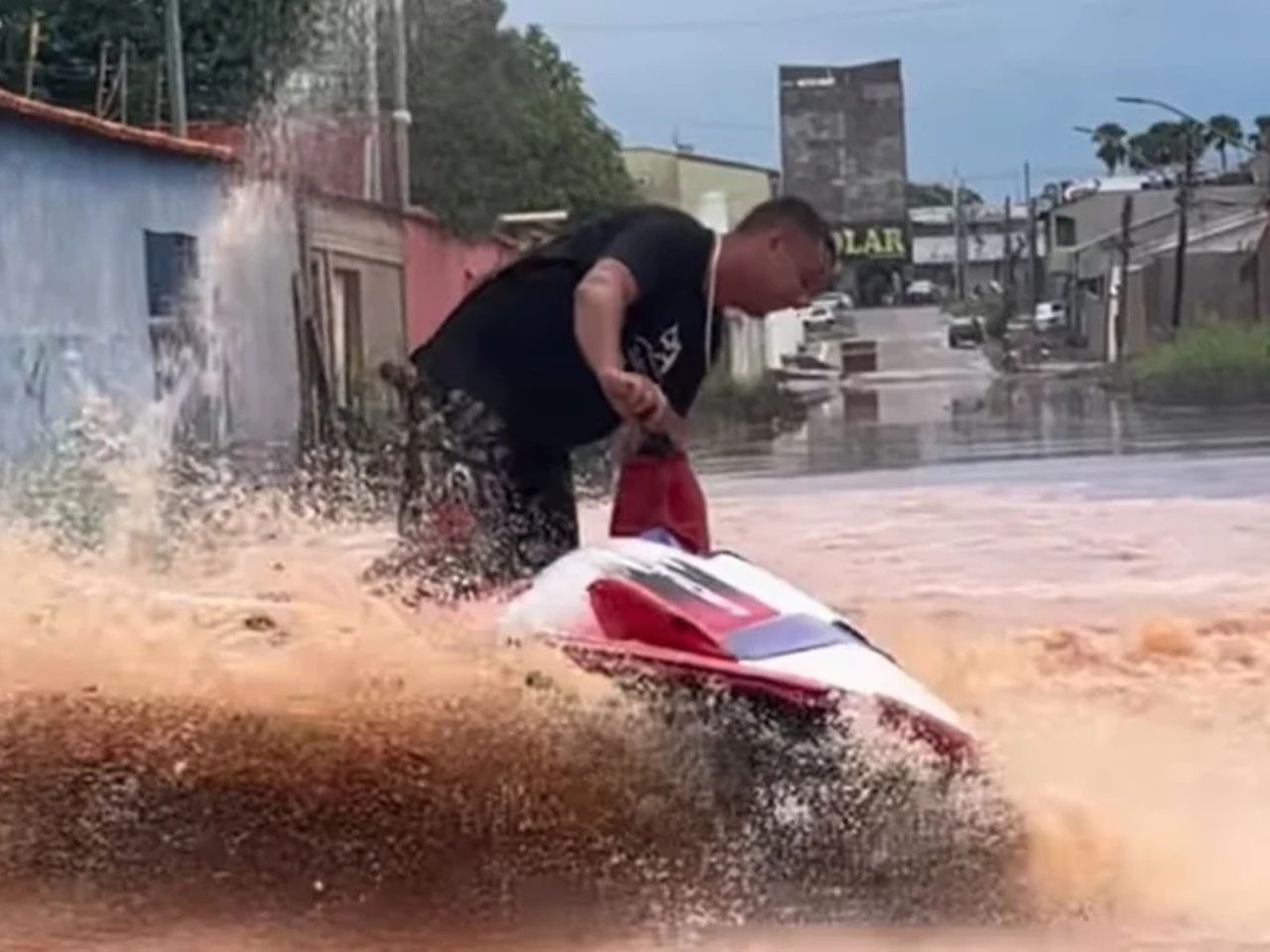 apos-viralizar-com-jet-ski-em-rua-alagada,-jovem-tem-veiculo-apreendido