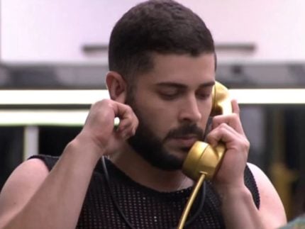 “bbb26”:-marcelo-atende-ao-big-fone-e-indica-aline,-que-puxa-ana-paula-ao-paredao