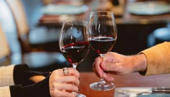 homem-demitido-apos-jantar-fora-durante-licenca-medica-ganha-indenizacao;-saiba-o-valor