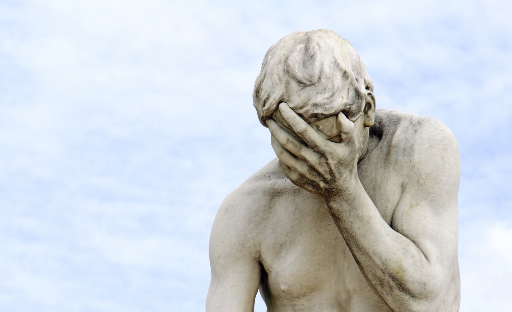 No, the Earth will not lose gravity at 2:33 pm on August 12