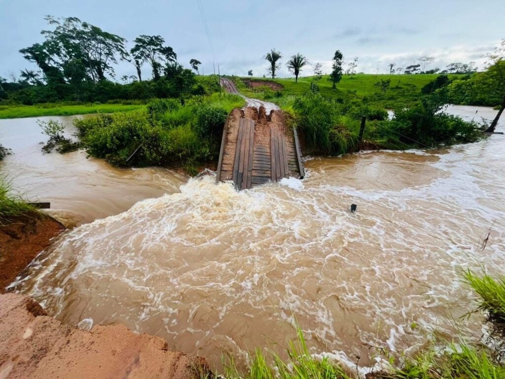 Bridge collapses after heavy rain and interrupts traffic on an important branch in the interior of Acre