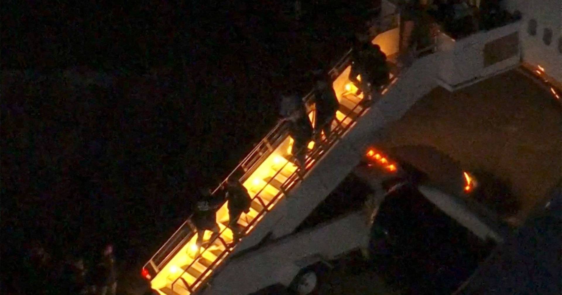 The moment Nicolás Maduro is removed from the plane upon arrival in New York