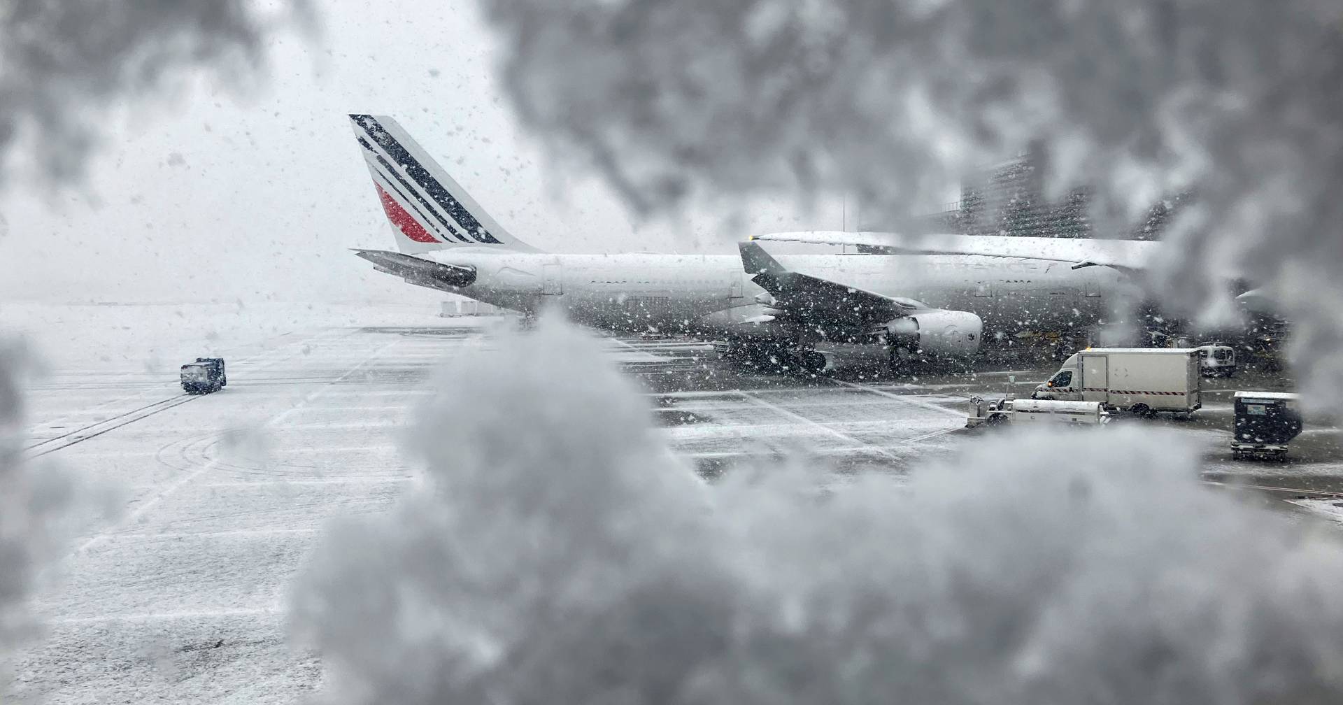 Snow forces cancellation of hundreds of flights in Paris on Wednesday