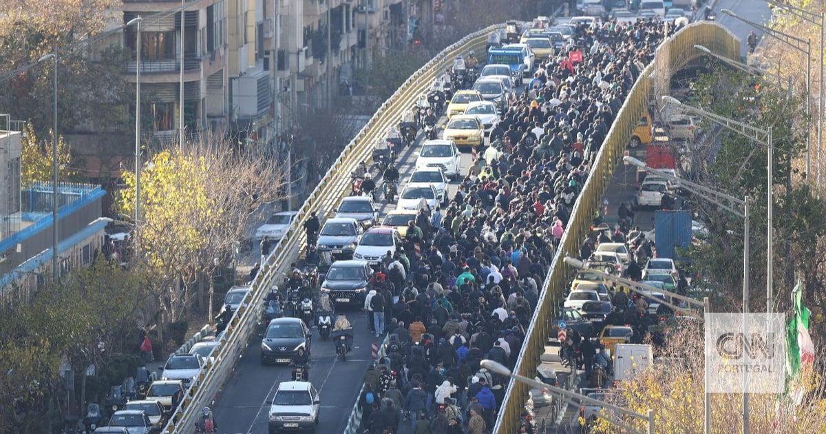 "Many of my generation say we are the walking dead. If we are dead, what do we have to lose?": interview with young Iranian