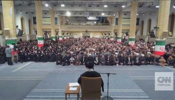 Iran's supreme leader leaves a warning to the US during wave of protests: "Let him govern his own country"