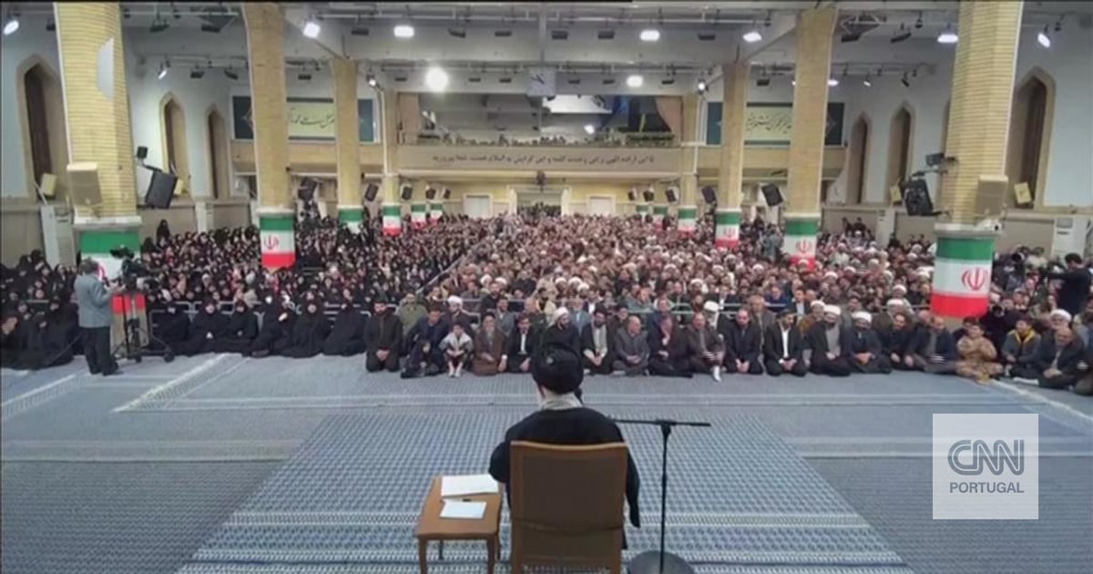 Iran's supreme leader leaves a warning to the US during wave of protests: "Let him govern his own country"