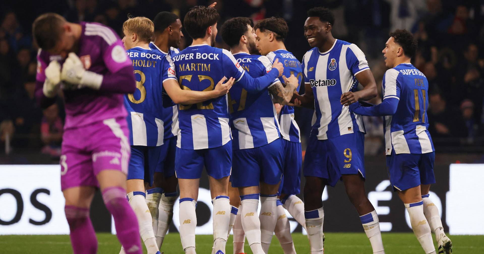 There are 10 undefeated clubs in the European leagues and two are Portuguese