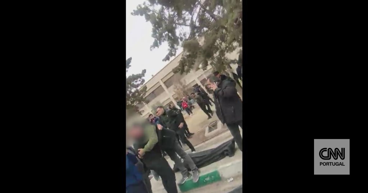 The image of what is happening in Iran: hundreds looking for relatives in a street full of bodies