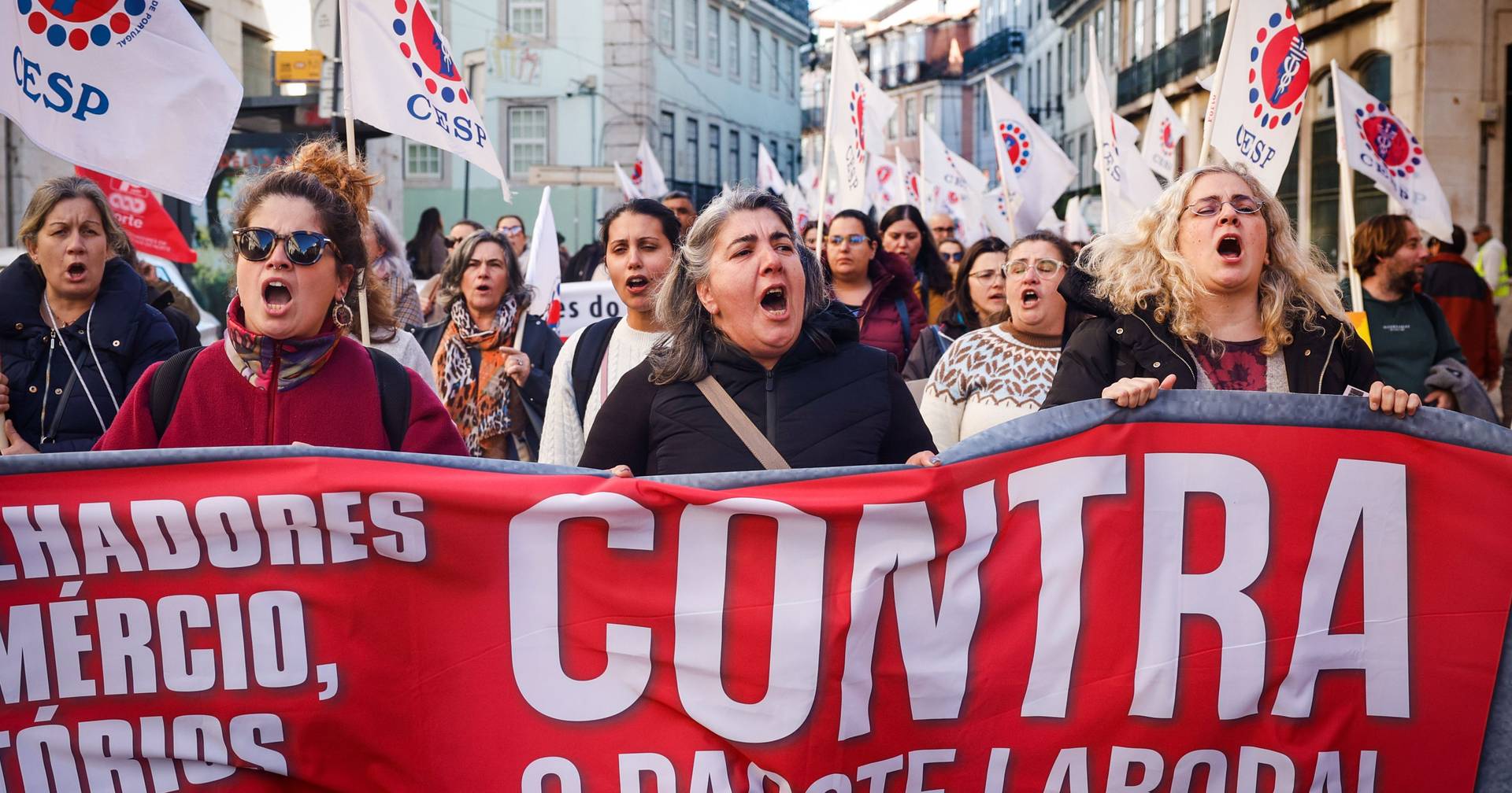 10 minutes: CGTP delivers signatures against the labor package and PJ launches campaign against online radicalization of young people