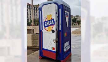 Bordalo II installs a portable bathroom in Martim Moniz to criticize André Ventura