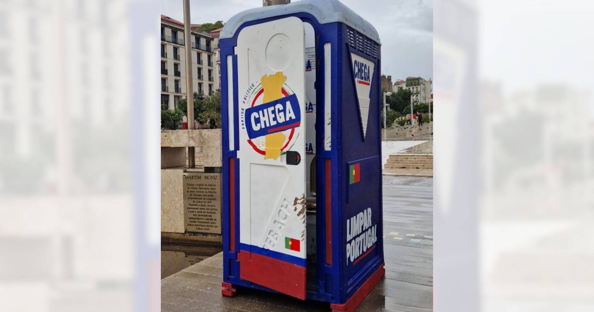 Bordalo II installs a portable bathroom in Martim Moniz to criticize André Ventura