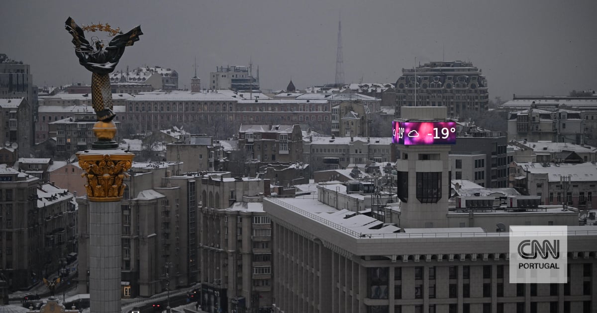Bonfires, dances and cats: this is how Ukrainians face the harshest winter in recent years