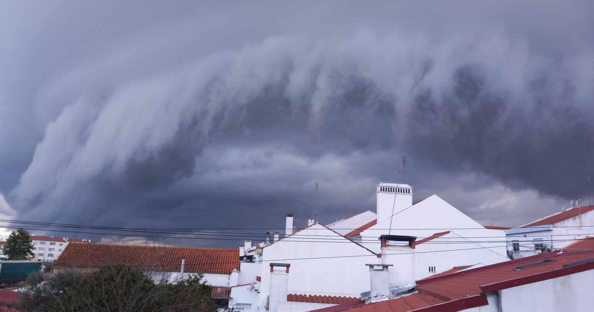 Shelf cloud: the impressive phenomenon in the skies of Ponte de Sor
