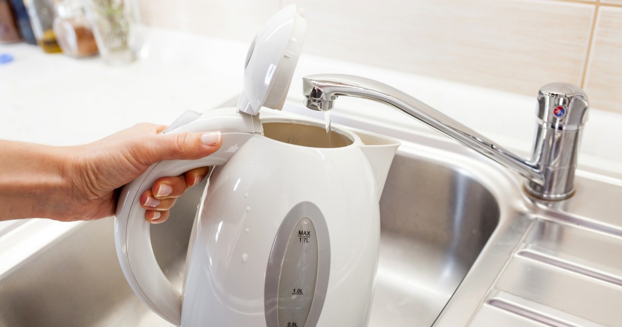 When boiling water in a plastic kettle, small plastic particles migrate into the drink. /123RF/PICSEL