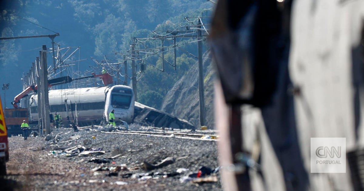 Spanish government admits "all possible hypotheses" to explain train accident