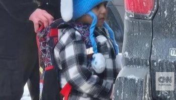 The image that is going around the world: five-year-old boy detained by US immigration agents outside his home