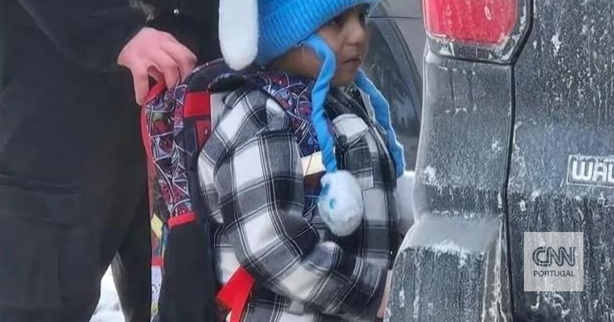 The image that is going around the world: five-year-old boy detained by US immigration agents outside his home