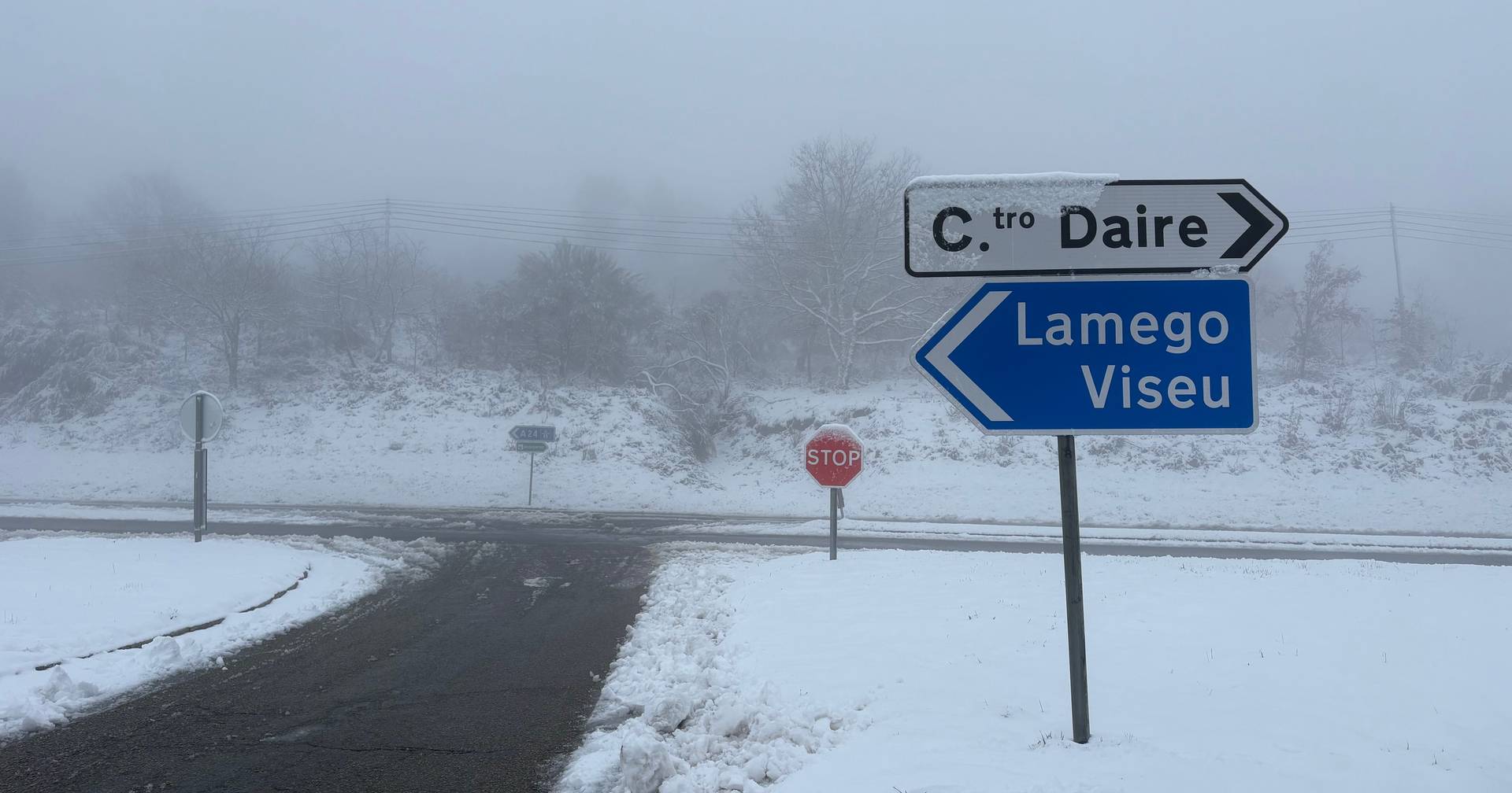 Curious about the snow, hundreds of people jam the access road to Serra de Montemuro