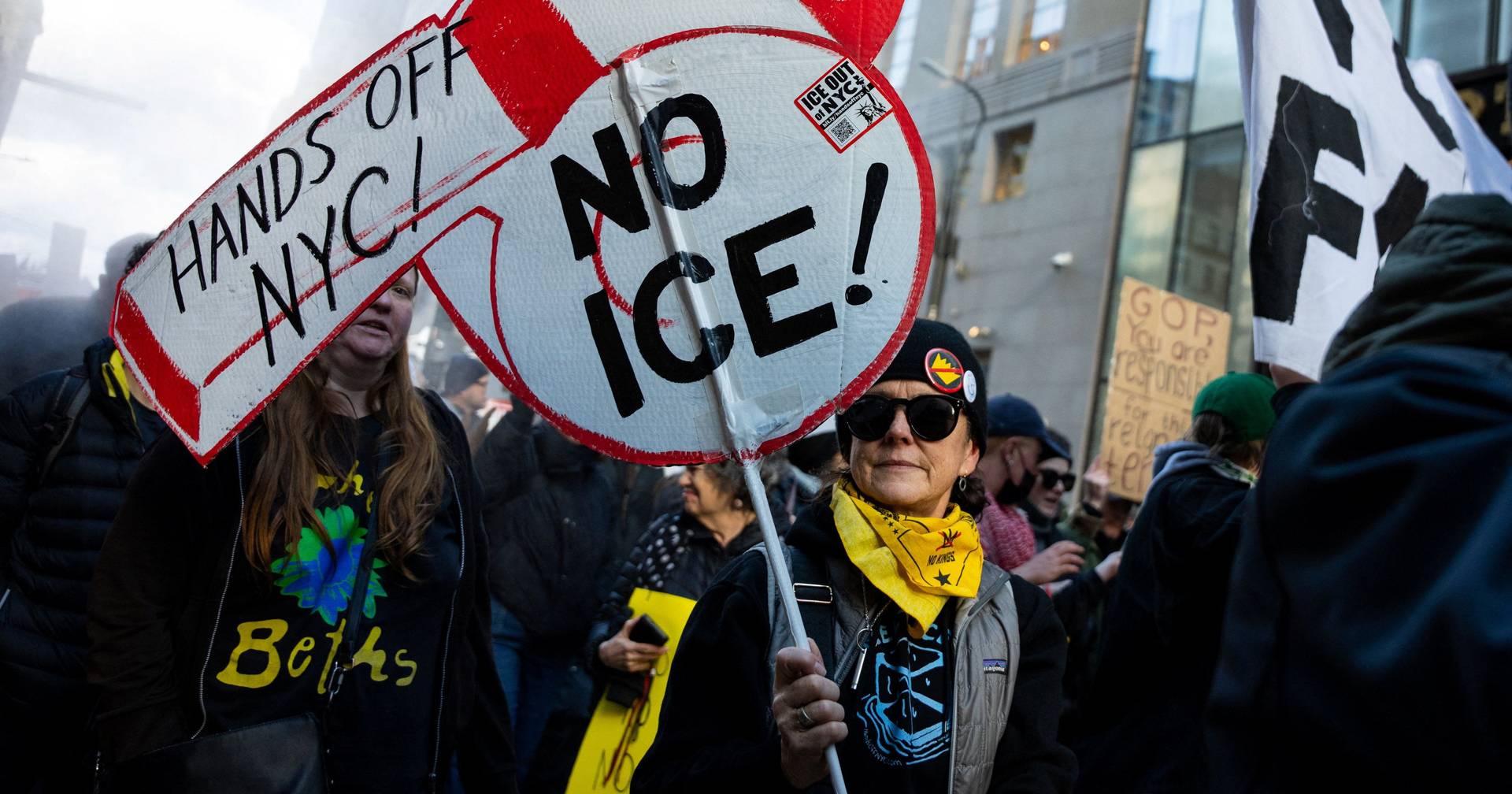 How U.S. citizen patrol groups operate against ICE operations
