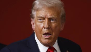 Trump's popularity reaches a minimum of 37% with a drop in Republican support