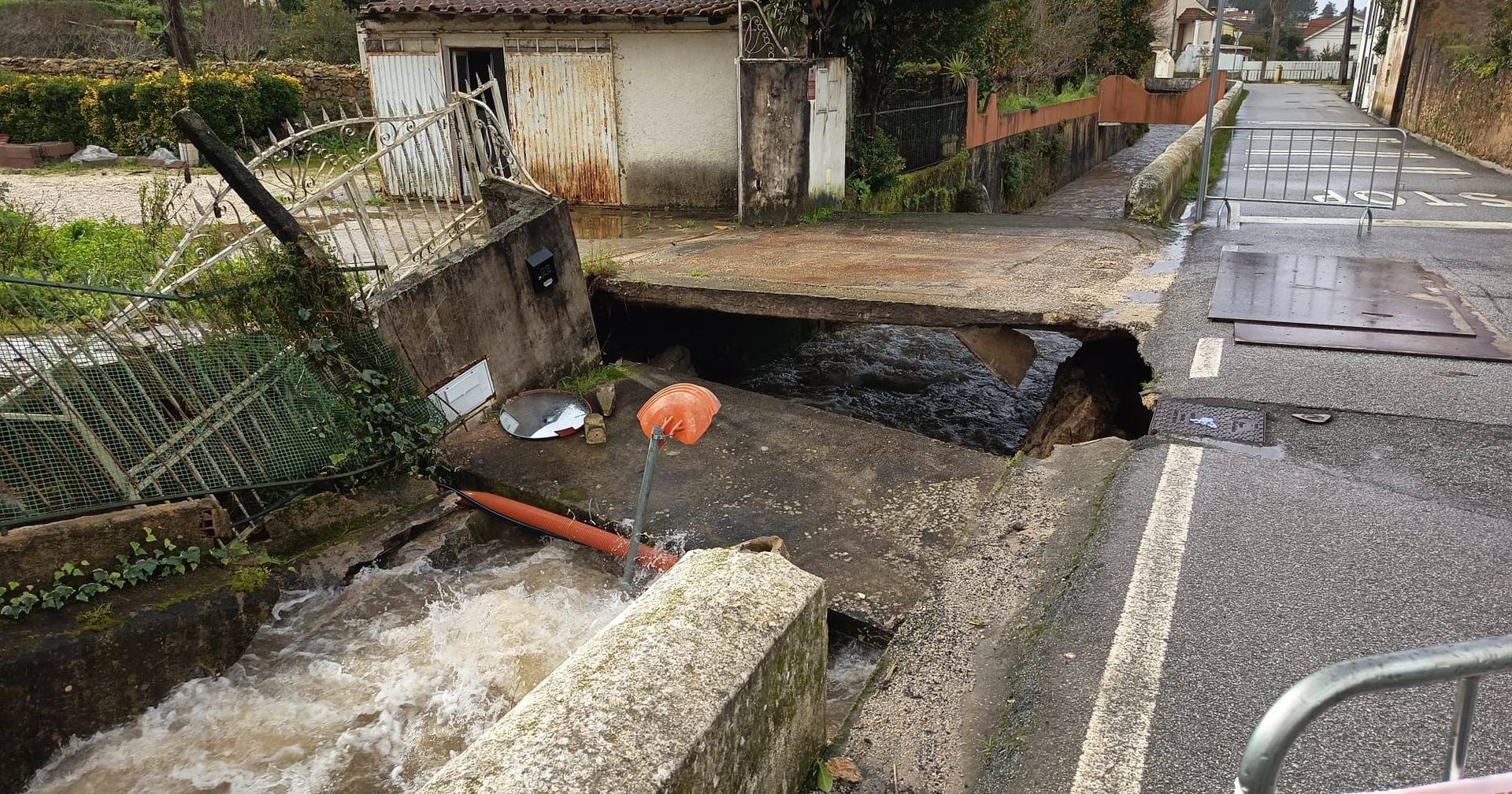 Family without access to home after bridge collapses in Coimbra