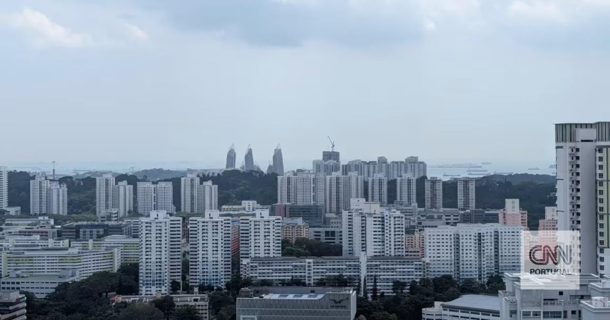 This man tracks clandestine movements in Russia, Iran and Venezuela in his spare time (and all from the roof of his house)