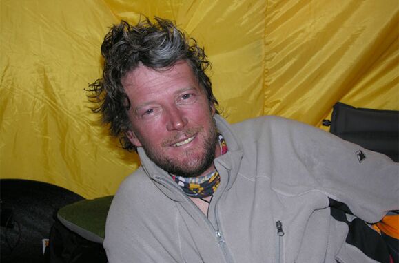 Presumed dead, he was found delirious almost naked on Everest. The incredible story of Lincoln Hall